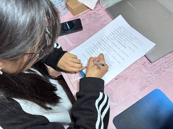 图片包含 人, 女人, 纸, 桌子AI 生成的内容可能不正确。