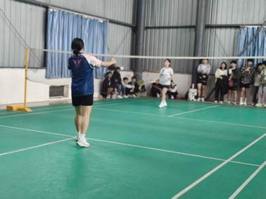 穿蓝色衣服的人在球场上打球 AI 生成的内容可能不正确。