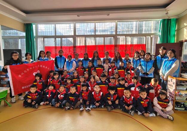 图片包含 室内, 窗户, 活, 房间AI 生成的内容可能不正确。